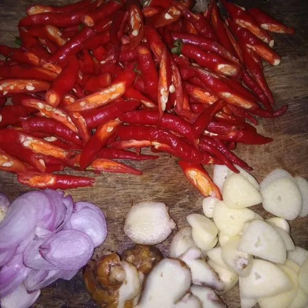 Potong serong cabe kriting merah, kencur, bawang merah dan bawang putih.