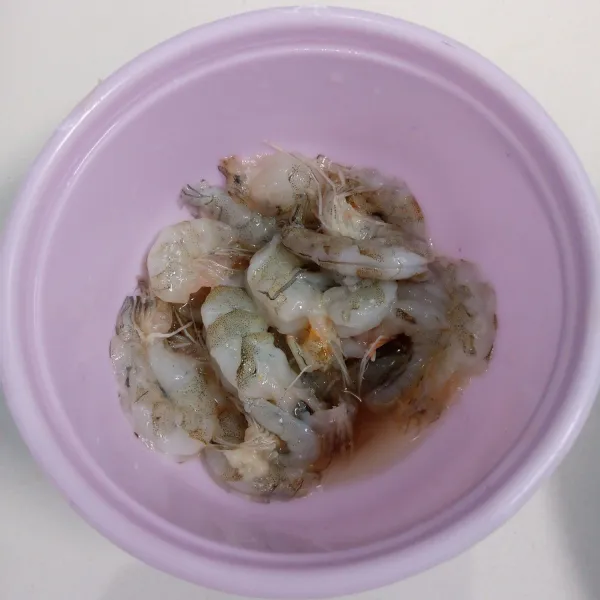 Bersihkan udang.