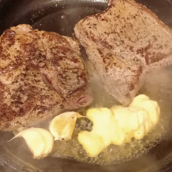 Masukkan margarine/butter dan bawang putih yg sudah di geprek dan daun Thyme. Panggang sambil air dari lelehan mentega di siram ke seluruh permukaan daging. Panggang sekitar 2-3menit di setiap permukaan daging.