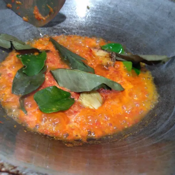 Panaskan minyak, tumis bumbu halus. Masukkan daun salam, daun jeruk, jahe dan lengkuas.