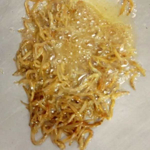 Cuci bersih ikan teri lap kering pakai tissue dapur lalu goreng  hingga kering angkat tiriskan.