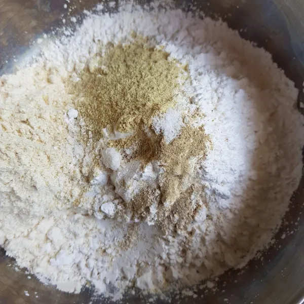 Siapkan wadah besar, masukkan tepung tapioka, tepung terigu, garam, kaldu bubuk dan merica bubuk. Aduk hingga tercampur rata.