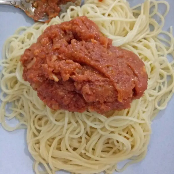 Angkat spaghetti kemudian tiriskan... tuangkan saus spaghetti di atasnya kemudian aduk rata