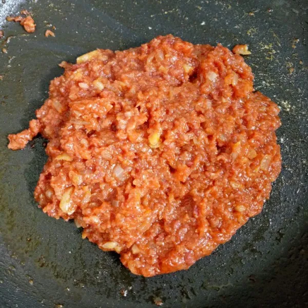 Masak saus spaghetti sampai benar-benar masak sempurna.. Angkat dan sisihkan