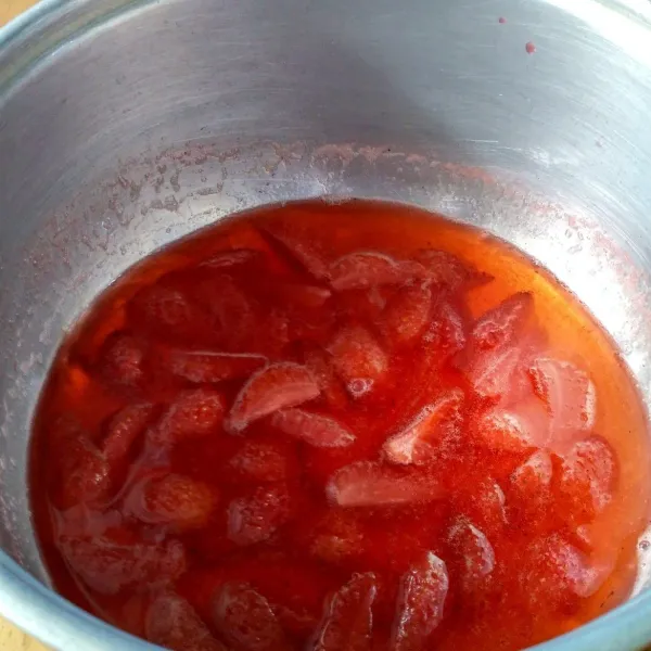 Rebus air & gula sampai larut. Masukkan strawberry yg sudah dipotong. Masak sampai juicy. Baiknya jangan lama-lama biar ga ancur strawberrynya.