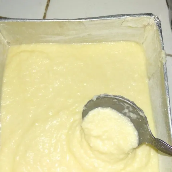 Masukkan adonan bika ke loyang yang telah  diolesi mentega.