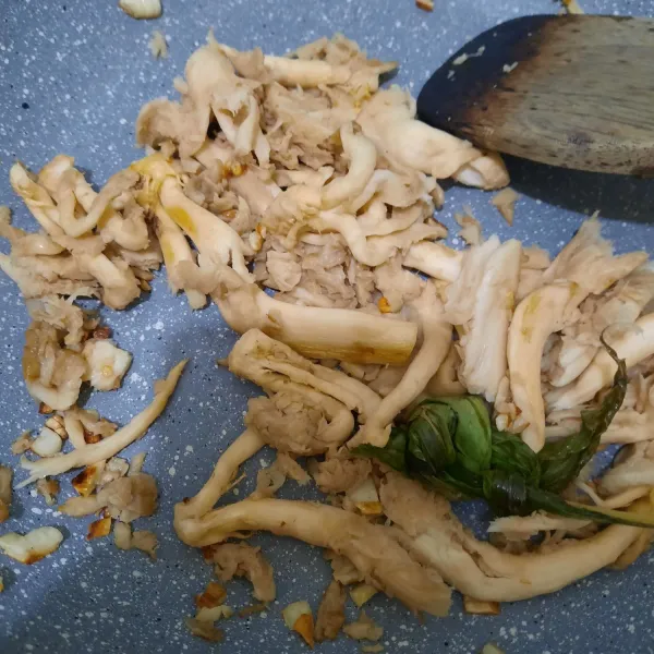 Masukkan jamur tiram masak sebentar.