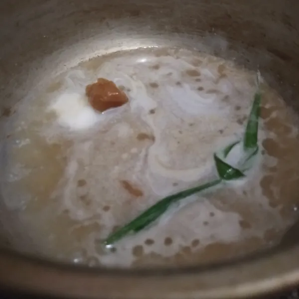 Masak santan cair, gula merah dan daun pandan hingga mendidih, saring, biarkan dingin.