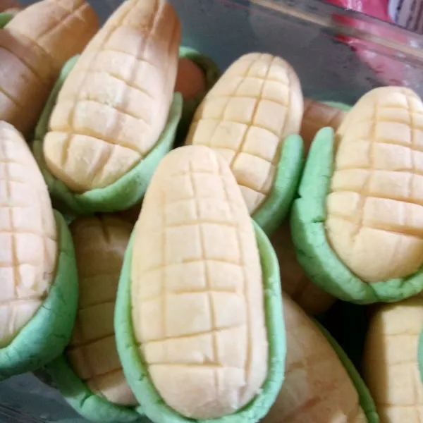 Setelah matang keluarkan dari oven, tunggu hingga dingin dan kokoh, baru masukkan ke dalam toples kedap udara.