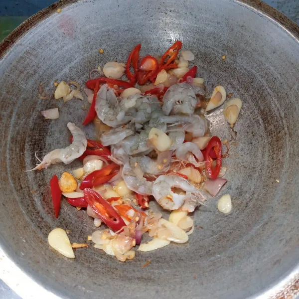 Masukkan udang. Masak sampai udang berubah warna.