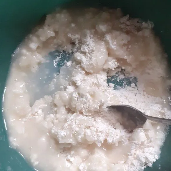 Siapkan tepung terigu, masukan garam dan gula lalu beri air panas (200ml) aduk hingga tercampur rata.