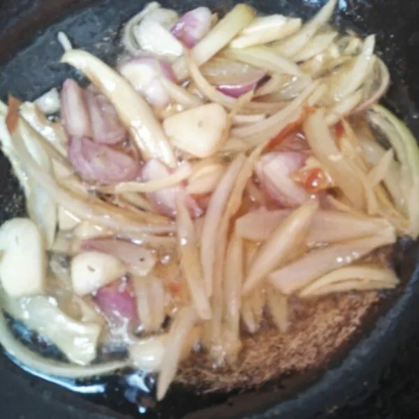 Siapkan bahan saosnya, iris tipis bawang bombay,  bawang merah dan bawang putih lalu tumis sampai bawang menjadi layu.