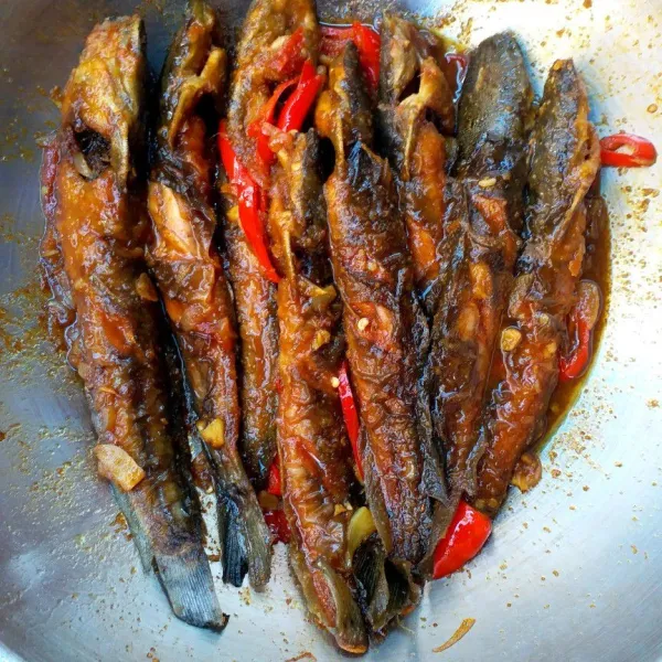 Tuang kecap, beri gula kelapa, garam dan kecap ikan, aduk rata dan sisakan kuahnya sedikit.