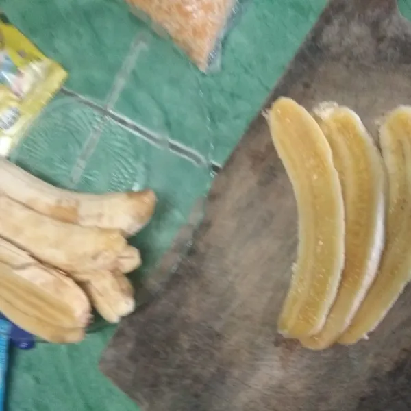 Potong pisang menjadi 3 bagian.