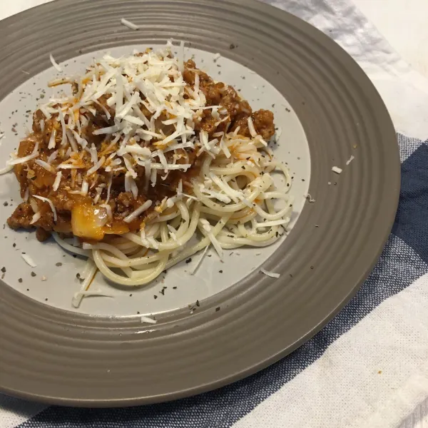 Tuang spaghetti ke dalam piring, dan tuang bumbu spaghetti, parut keju diatasnya dan spaghetti bolognese siap disajikan. Selamat mencoba.