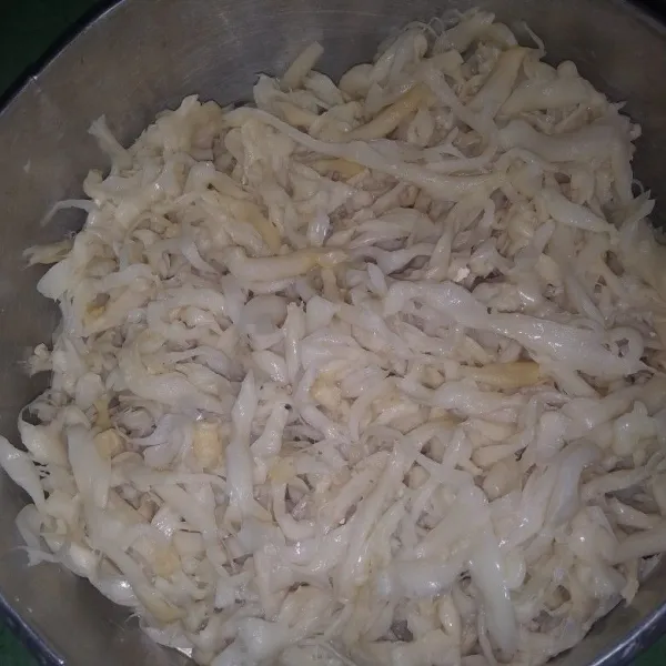 Suir" jamur tiram, cuci lalu rebus sebentar