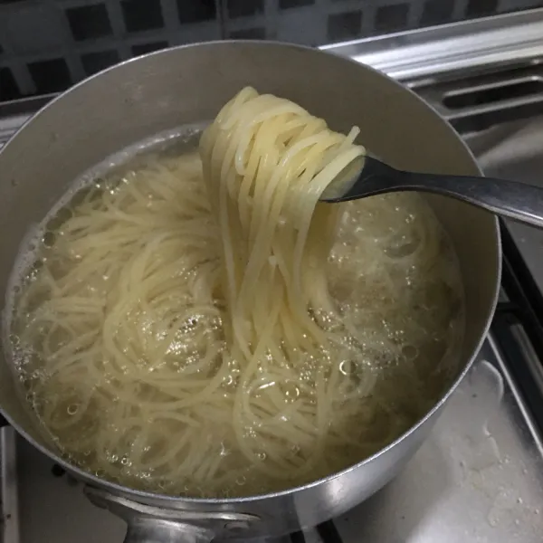 Rebus spaghetti ke dalam 2liter air mendidih selama 10menit, tiriskan.