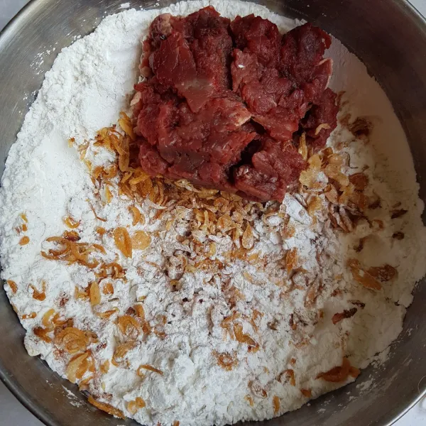 Masukkan daging sapi cincang dan bawang goreng.