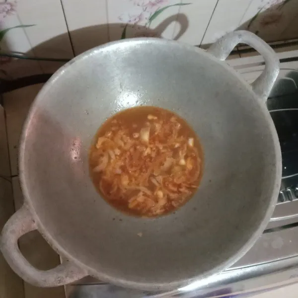 Tumis irisan bawang putih dan bawang bombay hingga harum. Tuang air lalu masukkan saos sambal, kecap asin, cabai bubuk, merica bubuk, gula pasir & garam.