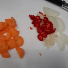Iris bawang bombay, bawang putih, cabe merah dan wortel.