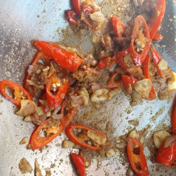Tumis bawang merah, bawang putih dan cabai kecil sampai layu lalu susul dengan bumbu halus, aduk hingga matang, masukkan cabai besar, aduk sebentar.