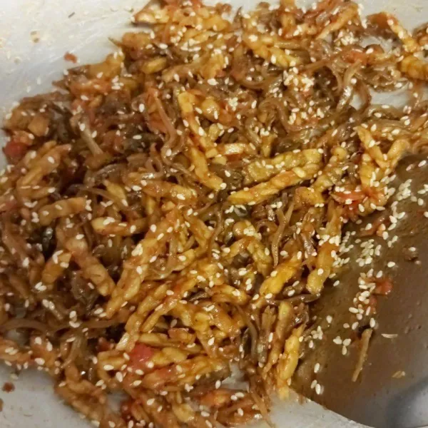 Masih dengan api kecil aduk  semua hingga tercampur rata semuanya lalu angkat , tunggu benar-benar dingin baru di masukkan wadah kedap udara. Terik tempe teri siap buat lauk nasi maupun bisa buat juga cemilan ibarat keripik pedas .