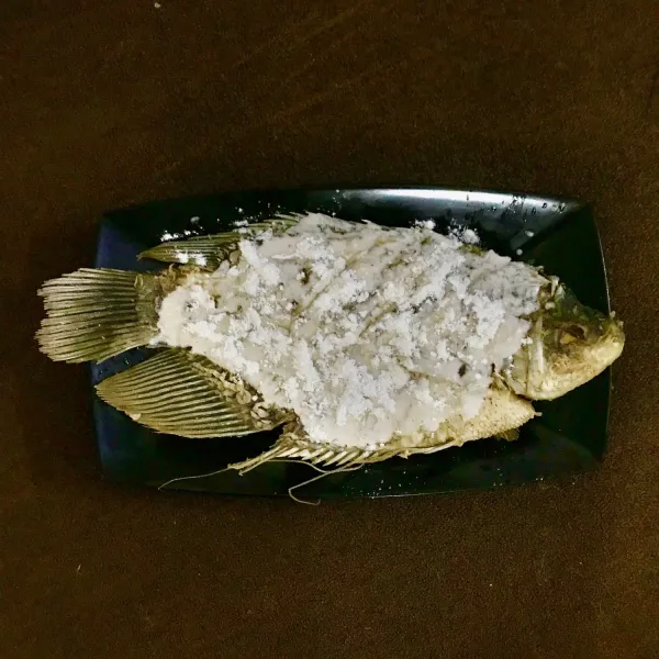 Baluri ikan dengan adonan tepung crispy kering dan basah hingga menutup rata semua bagian ikan lalu goreng ikan hingga matang sempurna