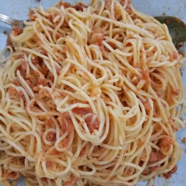 Spaghetti saus sambal sederhana siap dihidangkan