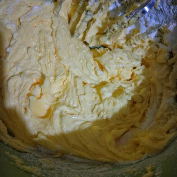 Kocok margarin, butter, gula halus dengan mixer kecepatan rendah sebentar saja 30 detikan, masukkan kuning telur kocok sebentar asal tercampur rata.