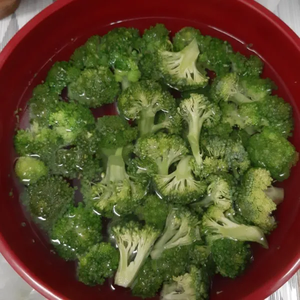 Cuci bersih brokoli, potong sesuai selera lalu direndam dalam air panas yang diberi garam. Tujuannya agar brokoli sedikit matang sekaligus membuang ulat brokoli.