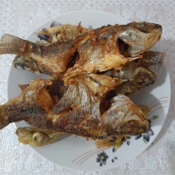 Setelah di marinate, goreng ikan nila. Dan tiriskan.