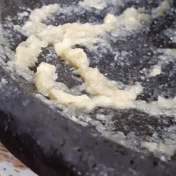 Haluskan bawang putih.