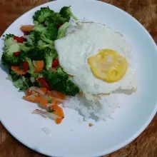Setelah matang siap disajikan. untuk sarapan biasa saya tambah telor mata sapi dan juga nasi😇