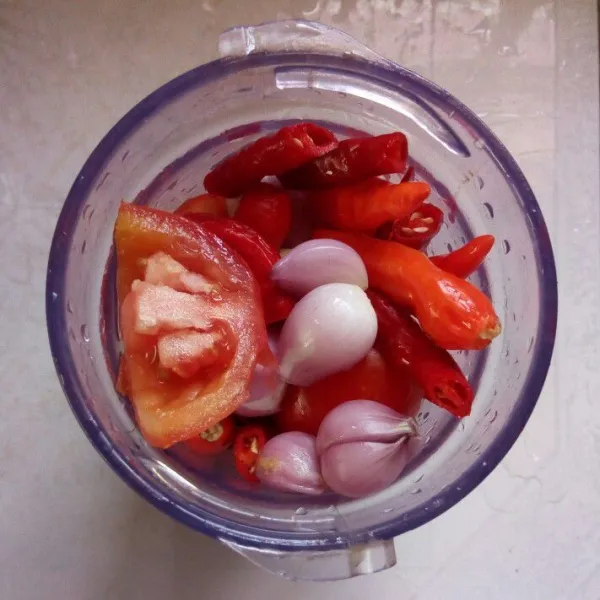 Blender/tumbuk cabai rawit, cabai keriting, bawang merah, tomat.