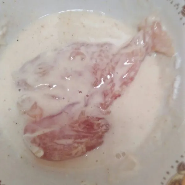 Siapkan bahan baluran ayamnya,  masukan ayam ke tepung basah.