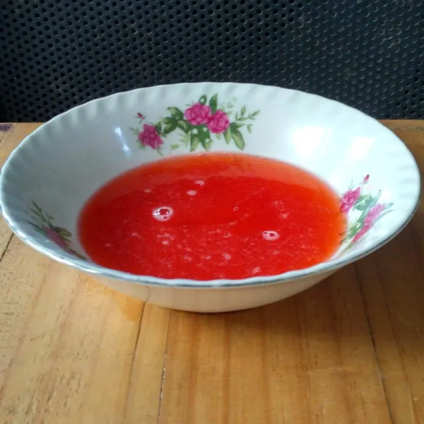 Pisahkan air rebusan dengan buah strawberry.