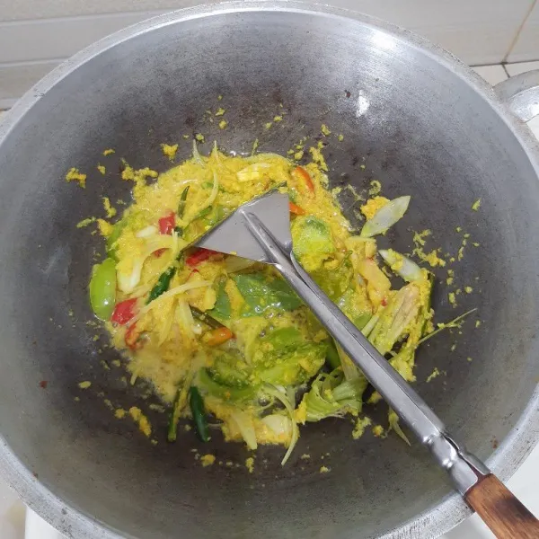 Masukkan garam, gula, saos tiram, sesuai selera, aduk rata. Setelah itu beri sedikit air.