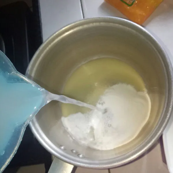 Siapkan panci,masukkan susu kental manis,gula pasir dan separuh air.Aduk rata,rebus dengan api sedang.