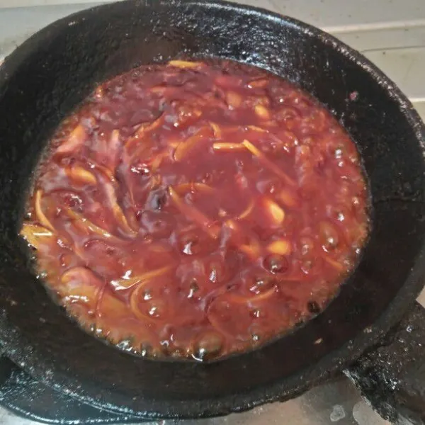 Tambahkan kecap manis,  saos sambal,  saos tomat,  soas tiram,  lalu tambahkan 5 sdm air setelah meletup-letup matikan kompor.