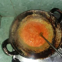 Tumis bumbu halus hingga harum. Masukkan daun salam, daun jeruk laly beri gula dan garam. Aduk rata.