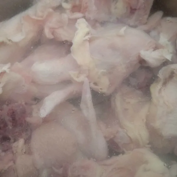 Cuci bersih ayam lagi, lalu rebus hingga setengah matang. Angkat ayamnya dan ambil 100 ml kaldu ayam.