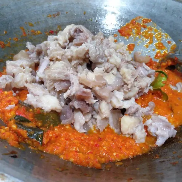 Masukkan tetelan ke dalam tumisan bumbu. Aduk hingga rata. Masukkan garam, kaldu jamur, gula jawa, dan air. Tes rasa.