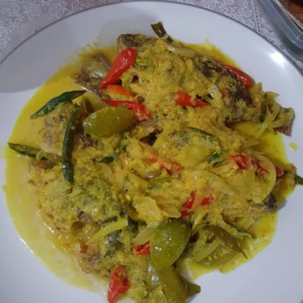 Setelah semua bumbu sudah masak, angkat dan siapkan ikan nila goreng di piring. Lalu siram bumbu pesmol. Pesmol ikan nila ala Dapur Amak siap disajikan.