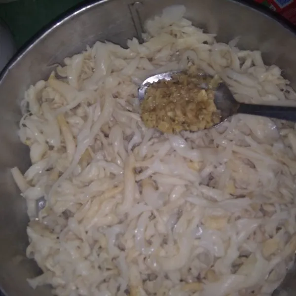 Masukkan bumbu halus kedalam jamur, masukkan sedikit rocyo lalu aduk