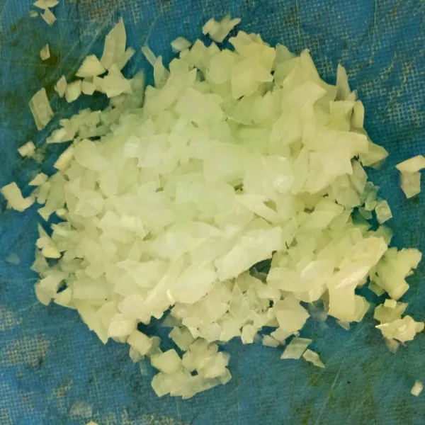 Tumis bawang Bombay dan bawang putih sampai harum