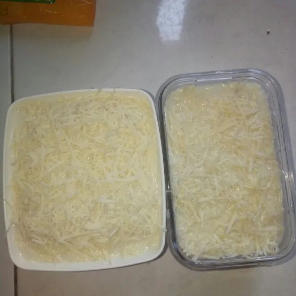 Terakhir taburi dengan keju parut. Bisa langsung di makan atau di simpan dalam kulkas maksimal 1 jam. Jika suka beri toping buah suka suka,sajikan.