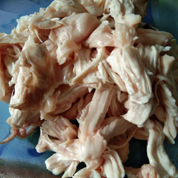 Rebus dada ayam, suwir suwir, sisihkan.