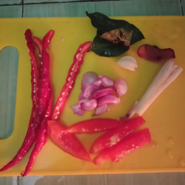 Siapkan bumbu, iris bawang merah, geprek bawang putih, jahe, 1 lembar salam, cabai merah dibelah menjadi dua dan irisan tomat.