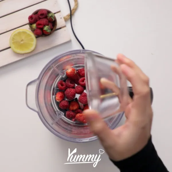 Campurkan ½ buah berries dengan jus berries ke dalam blender. Proses hingga semua bahan tercampur rata.
