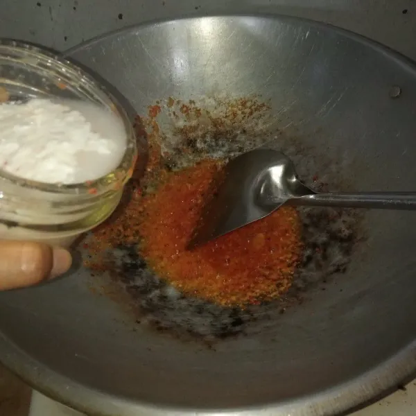 Tambahkan santan, salam dan lengkuas aduk sampai mendidih.